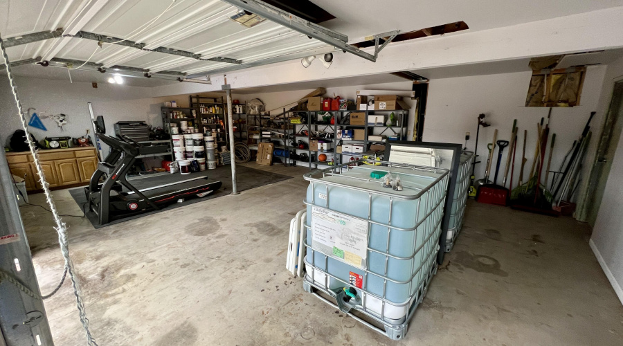 1 Car Garage Bay/ Workshop Area