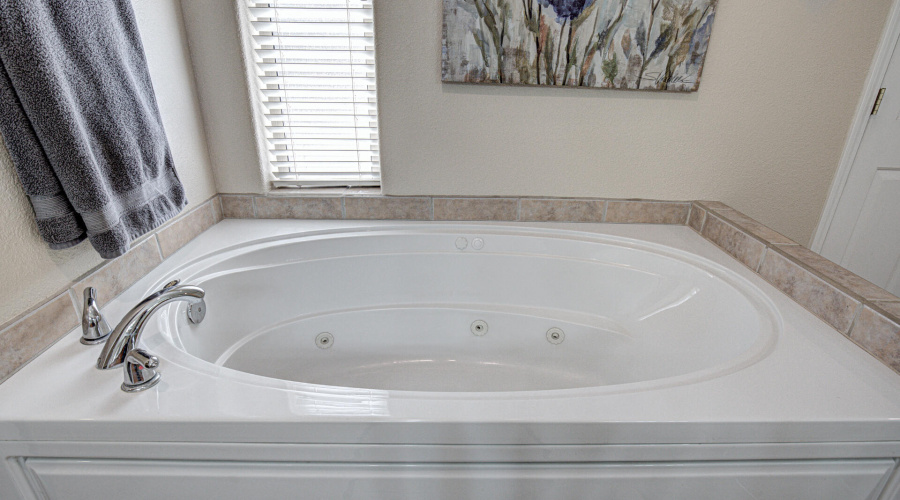 Jetted tub in Main bath