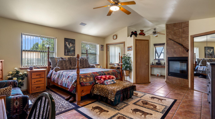 Master Suite w/ 2-way fireplace