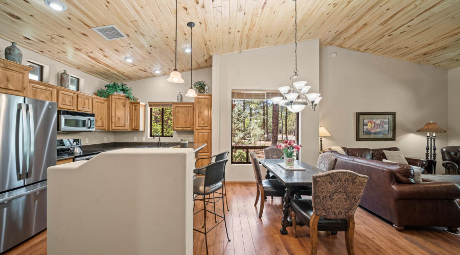 Breakfast Bar & Dining Area