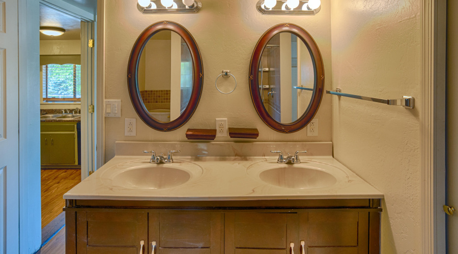 Dual Sinks in Primary En Suite