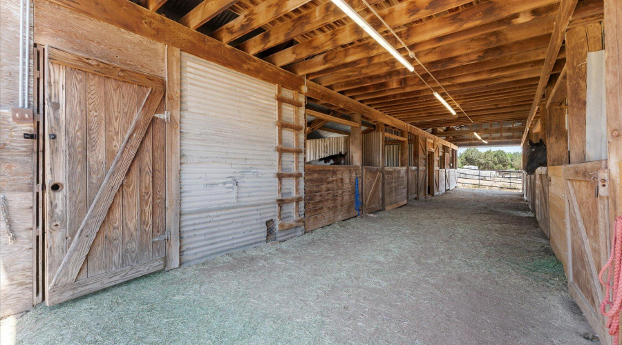 46-046-barn-interior