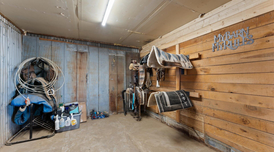 49-049-barn-tack-room