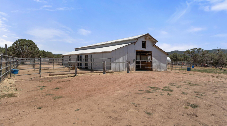 45-045-barn-exterior