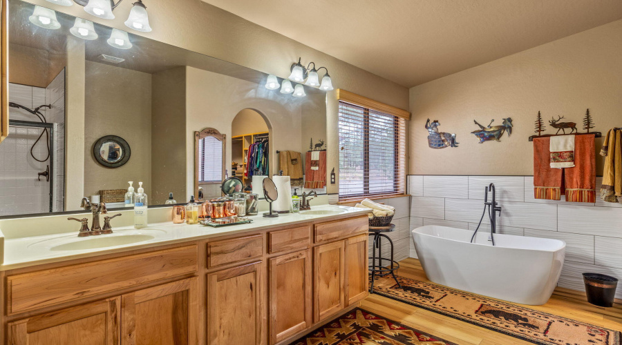 Double sinks in Primary bath