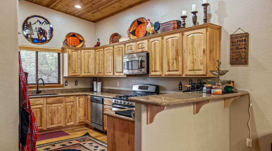 Kitchen with breakfast bar