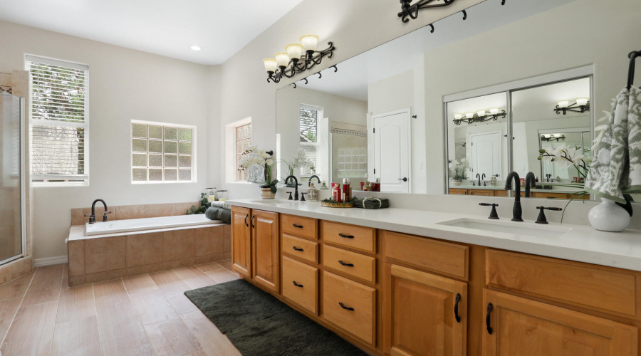 Master Bathroom w Tub