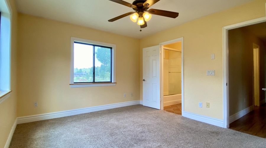 Primary Bedroom w Ensuite