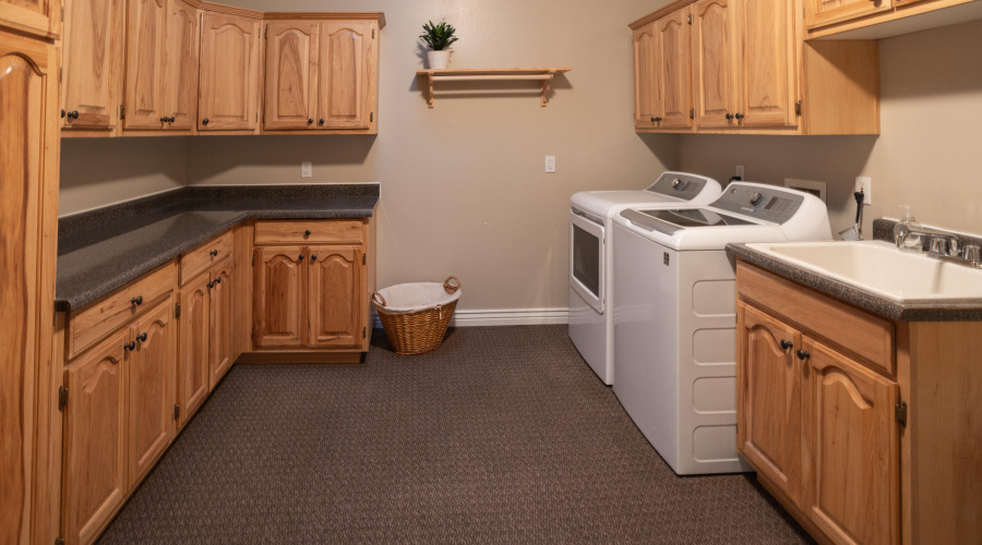 Huge Laundry Room w/Basin