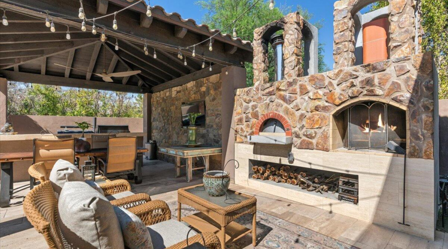 72-Fireplace and pizza oven