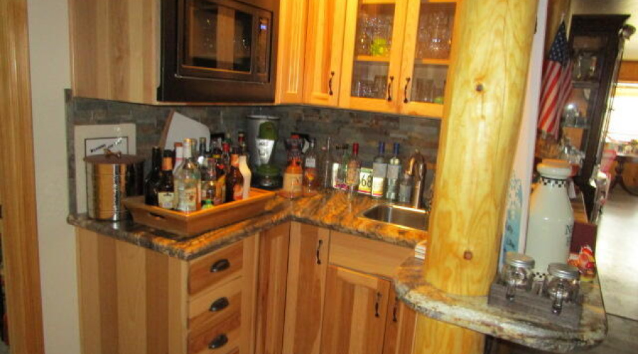 Wet bar with microwave