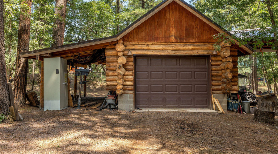 LOG GARAGE