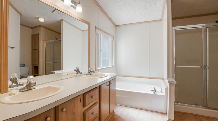 Master Bathroom - Tub