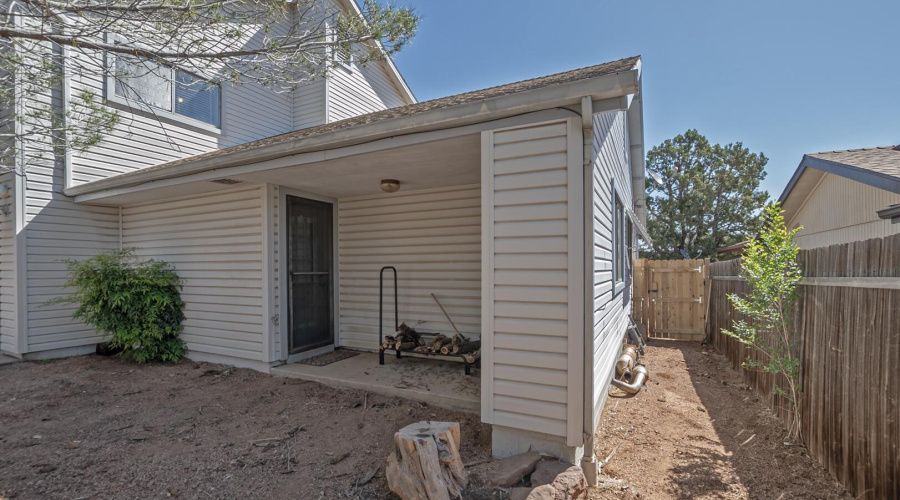 door goes into middle guest bedroom