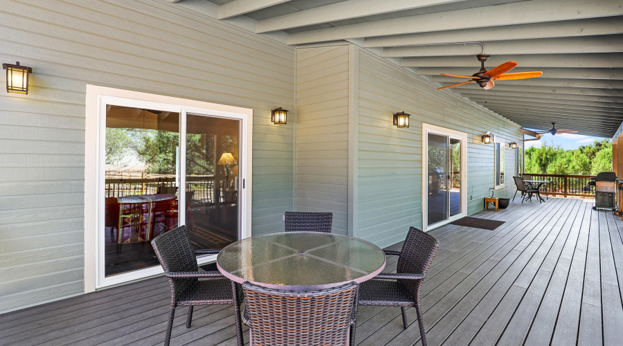 Covered Patio w seating