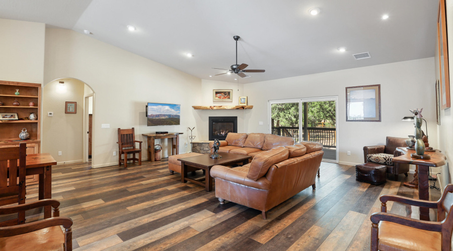 Living Room w Fireplace