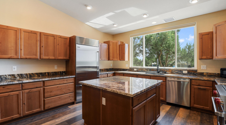 Kitchen w Island