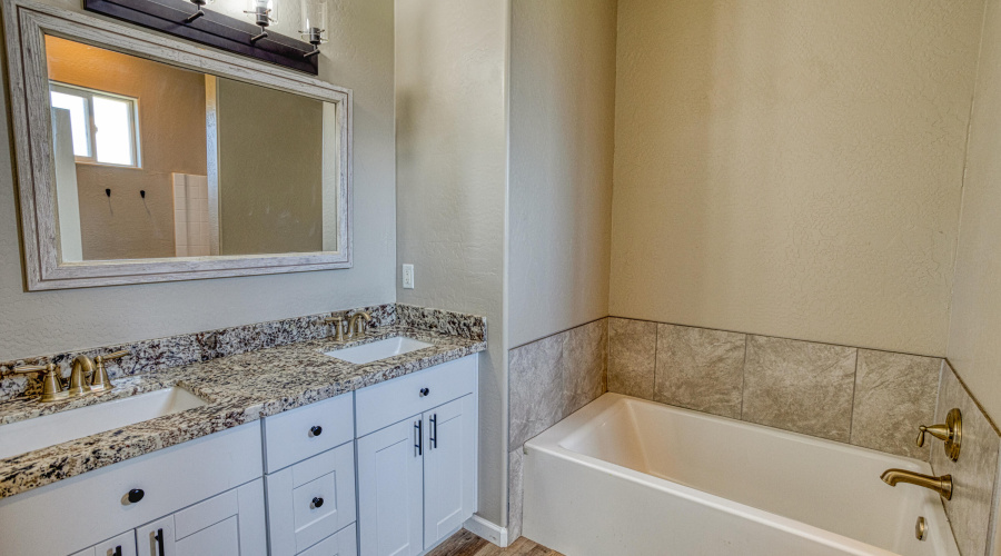 Master Bath w/Soaker Tub