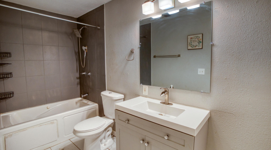 Master Bath w/ jetted tub