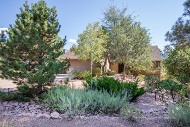 Beautiful Front Yard landscaping