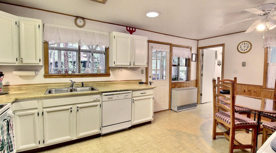 Kitchen/Dining Area