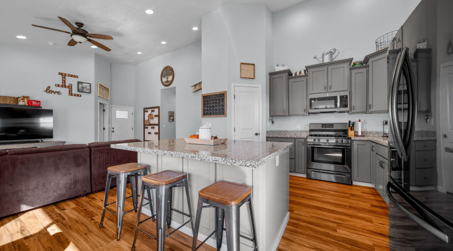 Kitchen w. Breakfast Bar