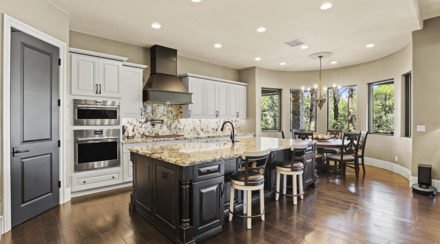 Large Kitchen Island and Gorgeous Granit