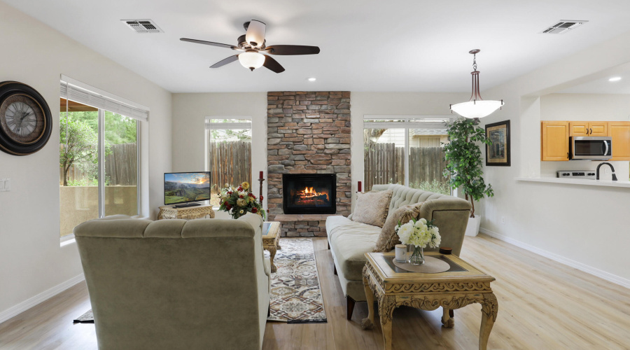 Living Room w Fireplace