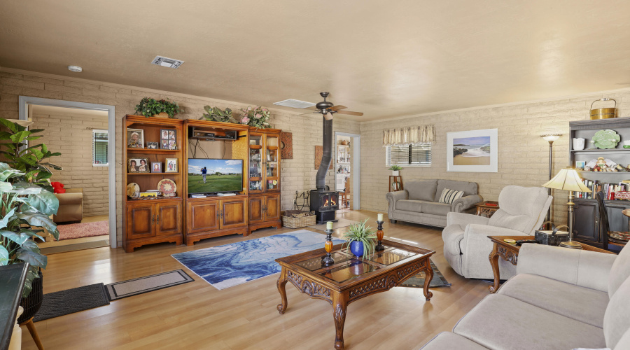 Living Room w Fireplace