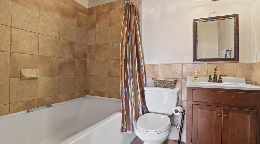 Guest Bathroom w Tub