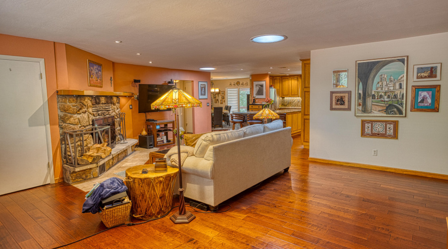 Livinging Room with engineered hardwood