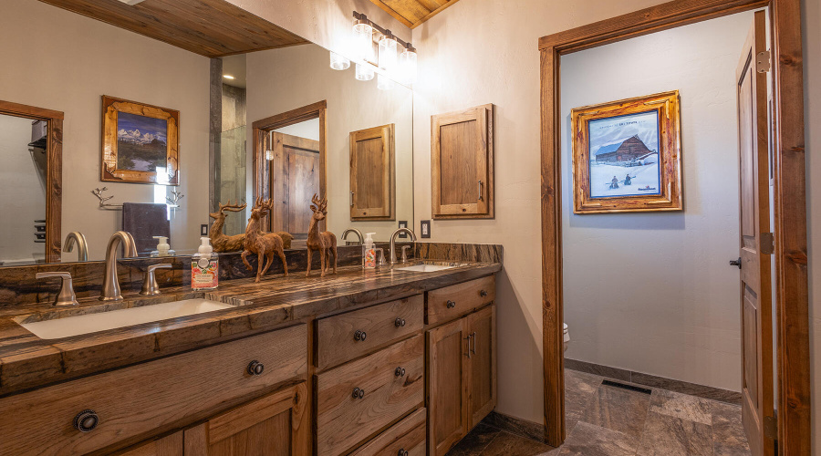 Master bath with beautiful upgrades