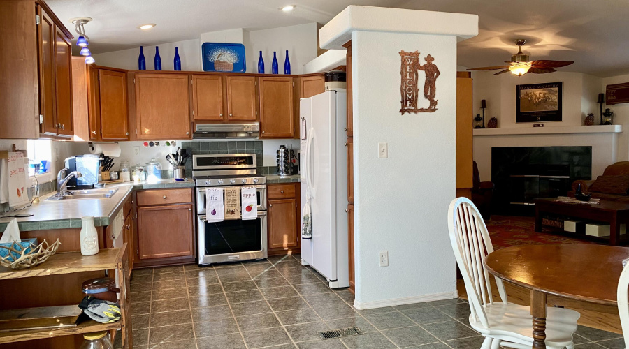 Galley Kitchen w Pantry