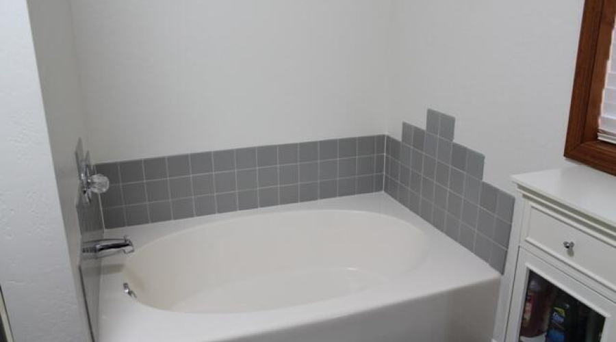 primary bathroom tub