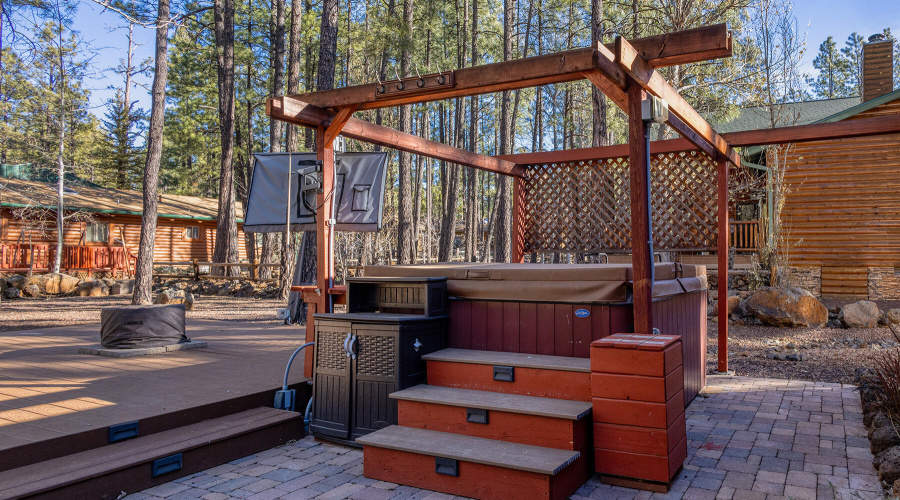 Hot tub with Pergola