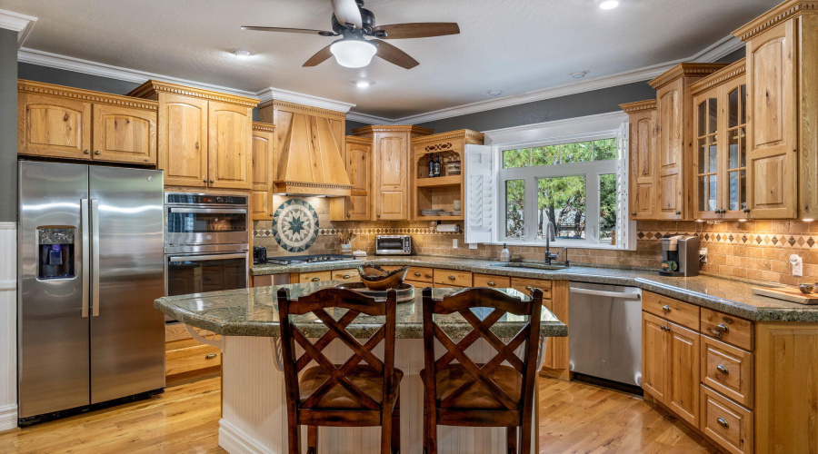 Kitchen with Breakfast Bar