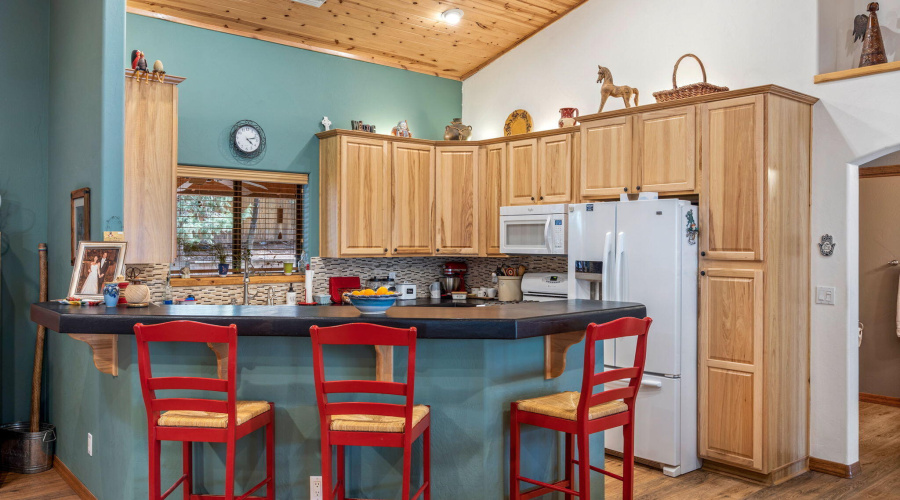 Kitchen w Breakfast Bar