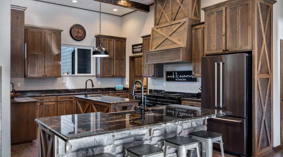 Kitchen with Breakfast Bar