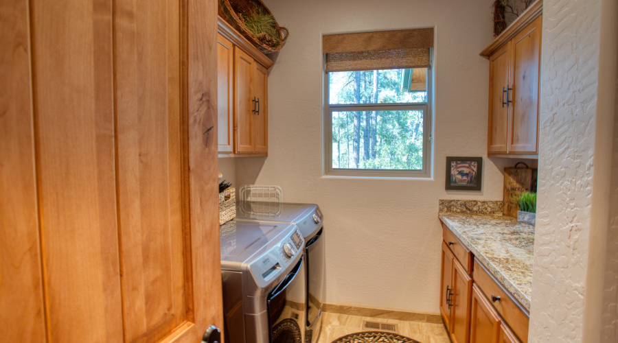 Large laundry room with 2 banks of cabin