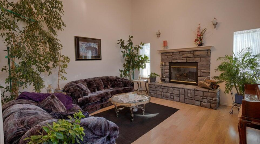 1526 Mainline Rd-Living Area-2