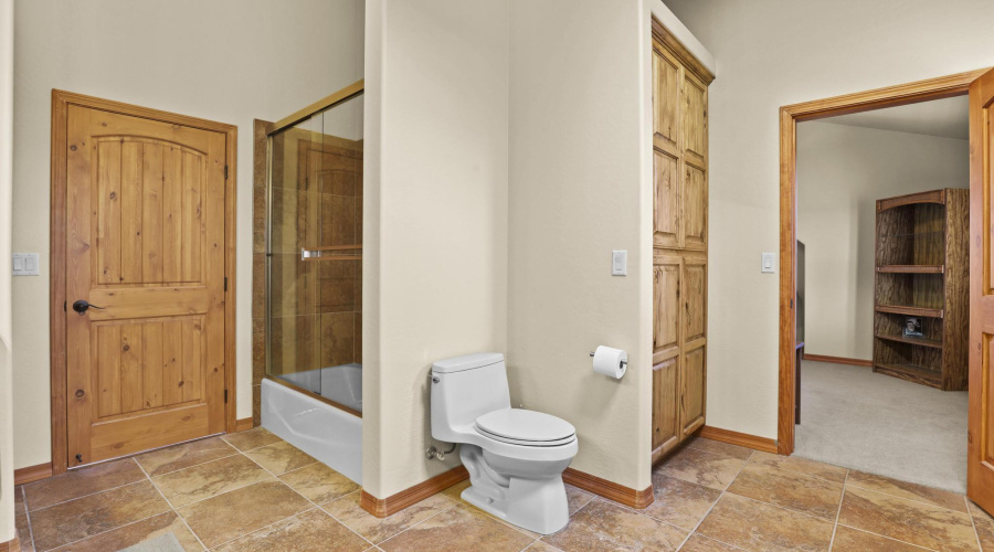 Upstairs jack & jill bathroom