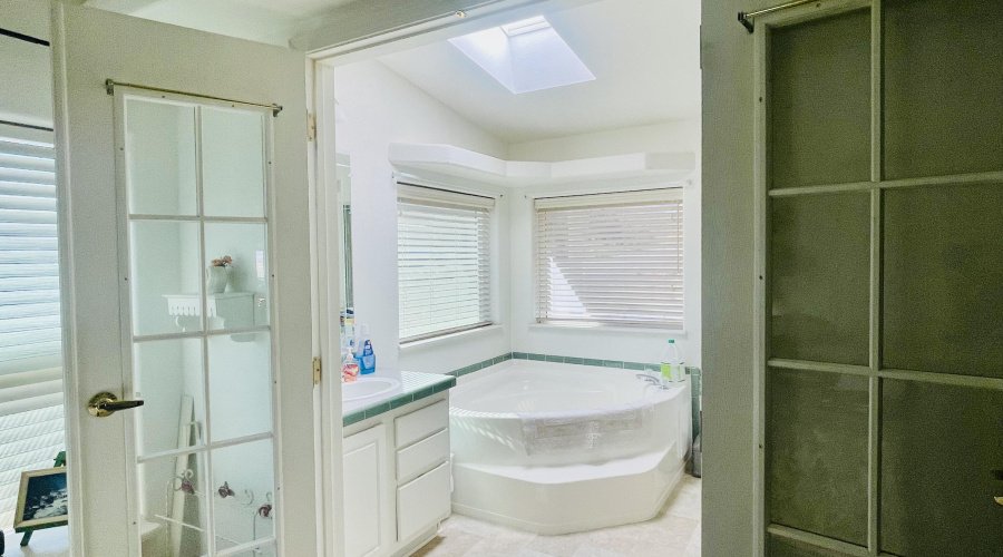 prvt bath adj Main bedroom