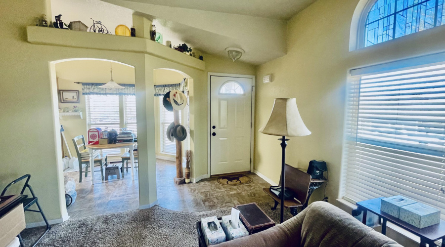 Living room w/adj breakfast roomadj b