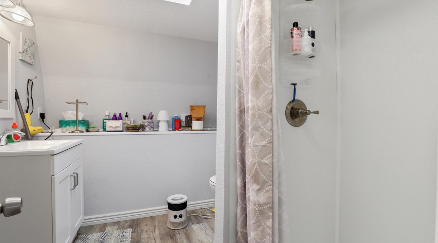 Master Bathroom w Shower