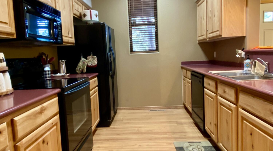 Galley Kitchen w Pantry