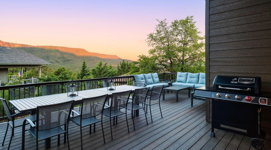 Patio_Trendy Pine LodgeHR