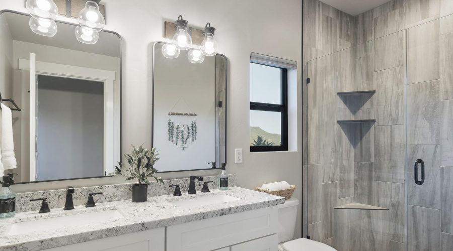 Primary Suite Bath_Trendy Pine LodgeHR