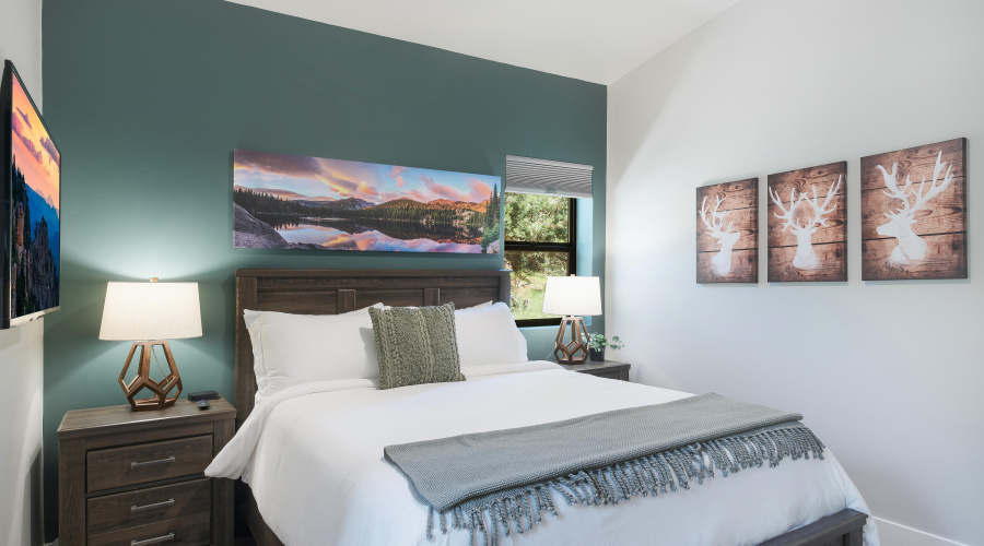 Guest Bed3_Trendy Pine LodgeHR