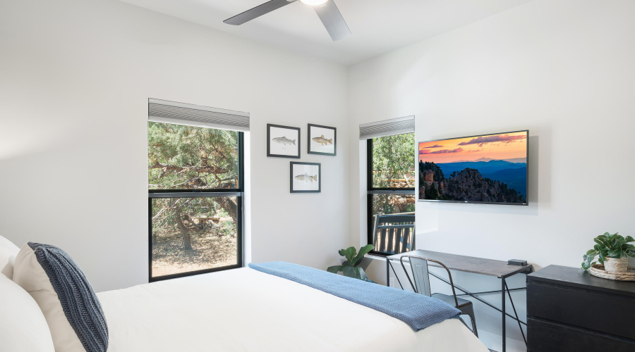 Guest Bed2b_Trendy Pine LodgeHR