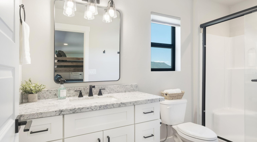 Loft Bath_Trendy Pine LodgeHR